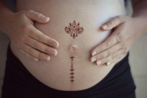 妊娠中にタトゥーを入れる